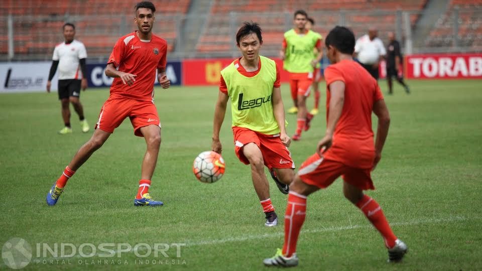 Susanto Tan (tengah) mengganggu pergerakan Ismed Sofyam. Copyright: © Herry Ibrahim/Indosport